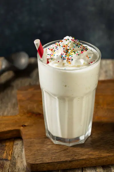 Milkshake Baunilha Misturado Congelado Com Sorvete Polvilhas — Fotografia de Stock