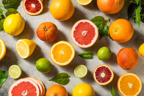 Limonlar, limonlar, greyfurtlar ve portakallarla çeşitli organik çiğ turunçgil meyveleri.