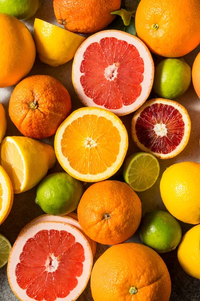 Limonlar, limonlar, greyfurtlar ve portakallarla çeşitli organik çiğ turunçgil meyveleri.