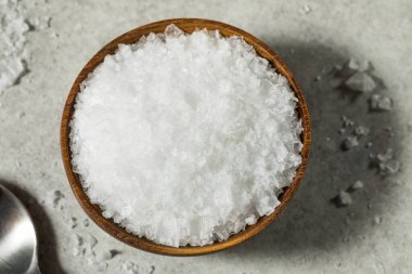 Kâse içinde organik beyaz Maldon Deniz Tuzu