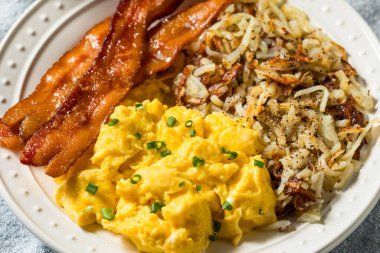 Tuz ve Biberle Ev Yapımı Sağlıklı Amerikan Pastırmalı Yumurta ve Hashbrown Kahvaltı