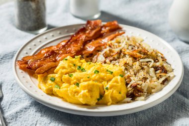 Tuz ve Biberle Ev Yapımı Sağlıklı Amerikan Pastırmalı Yumurta ve Hashbrown Kahvaltı