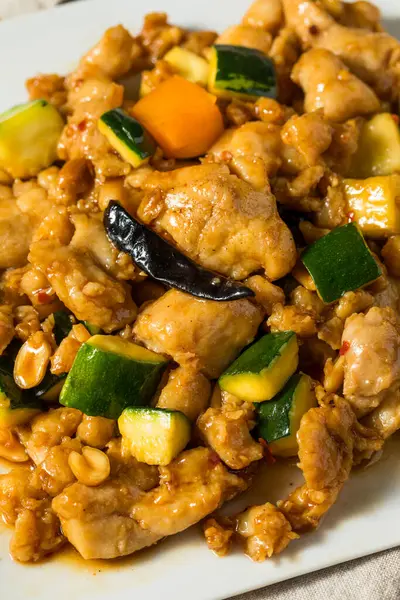 Çin usulü Kung Pao Tavuğu Biber ve Sebzelerle Karıştır