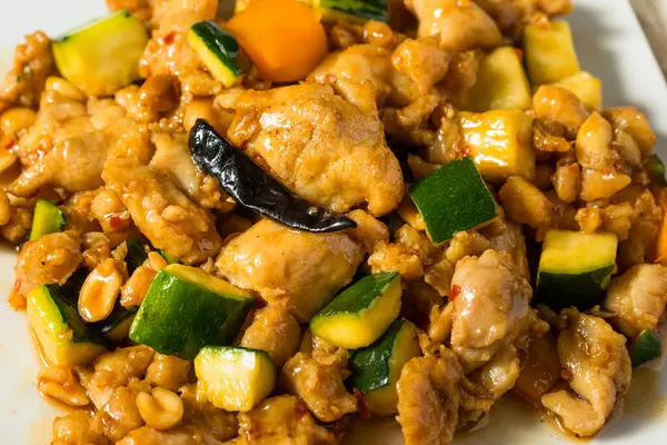 Çin usulü Kung Pao Tavuğu Biber ve Sebzelerle Karıştır