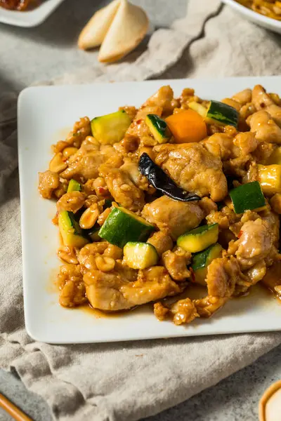 Çin usulü Kung Pao Tavuğu Biber ve Sebzelerle Karıştır