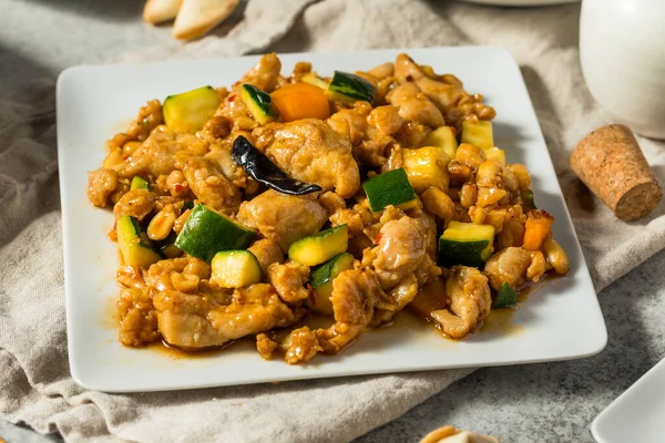 Çin usulü Kung Pao Tavuğu Biber ve Sebzelerle Karıştır