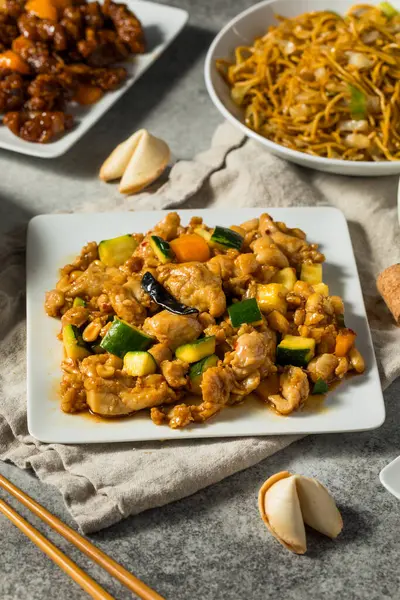 Çin usulü Kung Pao Tavuğu Biber ve Sebzelerle Karıştır