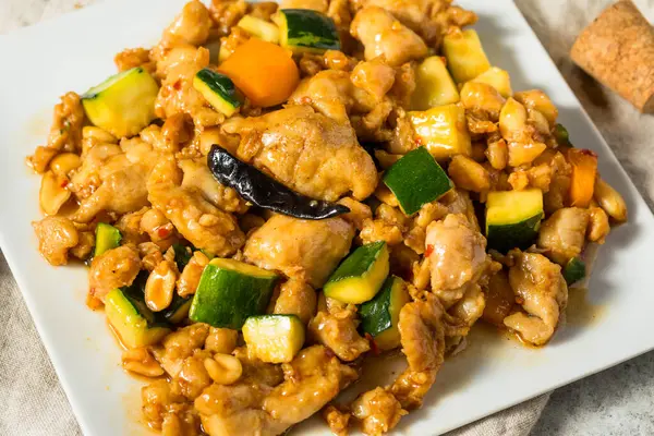 Çin usulü Kung Pao Tavuğu Biber ve Sebzelerle Karıştır