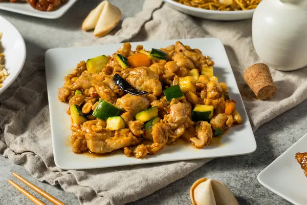 Çin usulü Kung Pao Tavuğu Biber ve Sebzelerle Karıştır