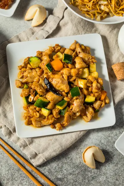 Çin usulü Kung Pao Tavuğu Biber ve Sebzelerle Karıştır