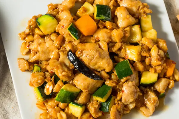 Çin usulü Kung Pao Tavuğu Biber ve Sebzelerle Karıştır