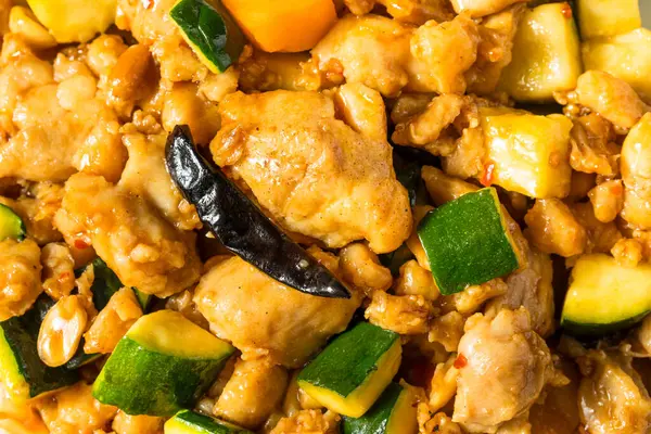Çin usulü Kung Pao Tavuğu Biber ve Sebzelerle Karıştır