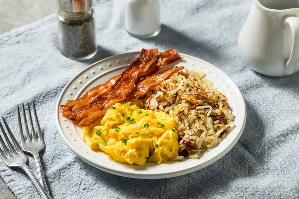 Tuz ve Biberle Ev Yapımı Sağlıklı Amerikan Pastırmalı Yumurta ve Hashbrown Kahvaltı