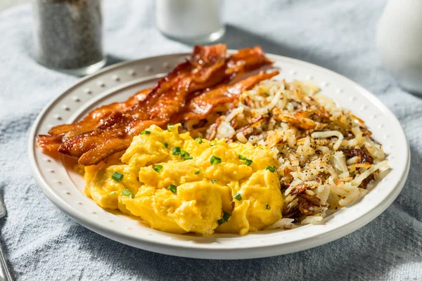 健康的自制美式培根蛋和哈希布朗早餐加盐和胡椒 — 图库照片