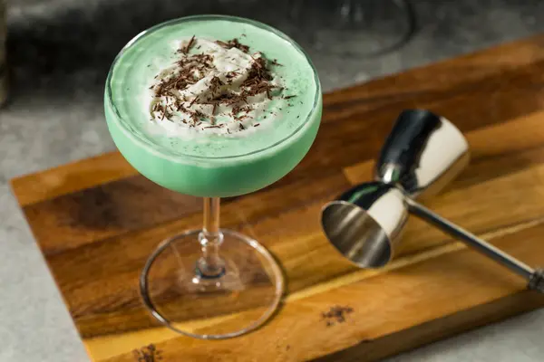 Boozy Cold Grasshopper Mint Martini Mit Schokolade Und Wodka — Stockfoto