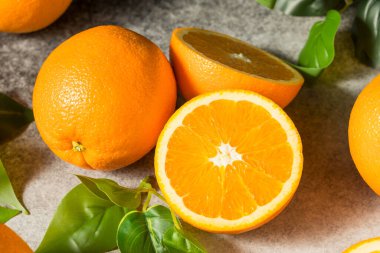 Çiğ Organik Sulu Portakallar Yapraklı