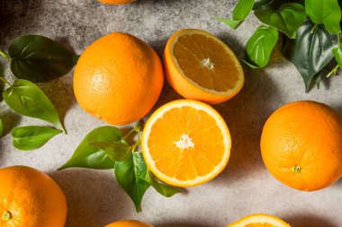 Çiğ Organik Sulu Portakallar Yapraklı