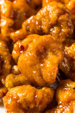 Kızarmış Asya portakallı tavuk ve çubuk.