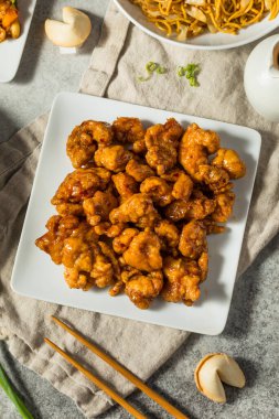 Kızarmış Asya portakallı tavuk ve çubuk.