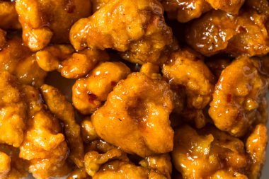 Kızarmış Asya portakallı tavuk ve çubuk.