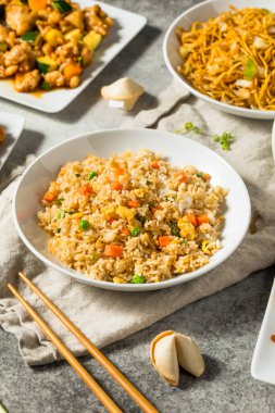Ev yapımı Çin usulü, bezelye ve havuçlu kızarmış pirinç.