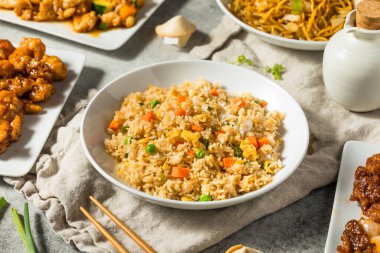 Ev yapımı Çin usulü, bezelye ve havuçlu kızarmış pirinç.