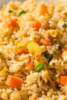 Ev yapımı Çin usulü, bezelye ve havuçlu kızarmış pirinç.