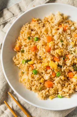Ev yapımı Çin usulü, bezelye ve havuçlu kızarmış pirinç.