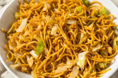 Çin Kızarmış Asya Chow Mein Noodles ve Soya sosu.