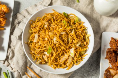 Çin Kızarmış Asya Chow Mein Noodles ve Soya sosu.