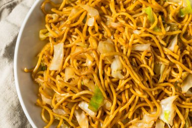 Çin Kızarmış Asya Chow Mein Noodles ve Soya sosu.