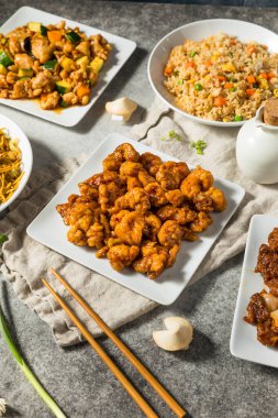 Çin Fast Food menüsü kızarmış pirinç portakallı tavuk ve kung pao