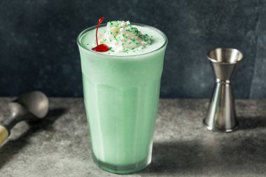 İçkili Donmuş Naneli Milkshake ve Krem şantili