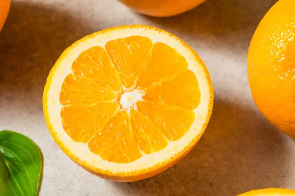 Naranjas Jugosas Orgánicas Crudas Manojo Con Hojas — Foto de Stock
