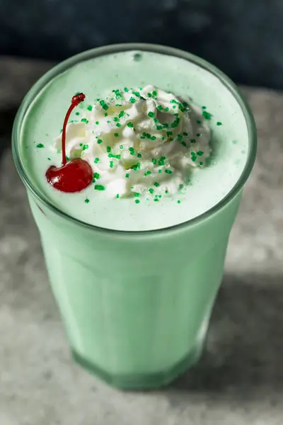 Boozy Frozen Mint Milkshake Bitą Śmietaną — Zdjęcie stockowe