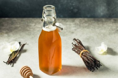 Ev yapımı vanilyalı bal şişedeki basit şurup.
