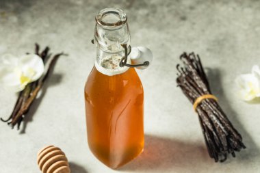 Ev yapımı vanilyalı bal şişedeki basit şurup.