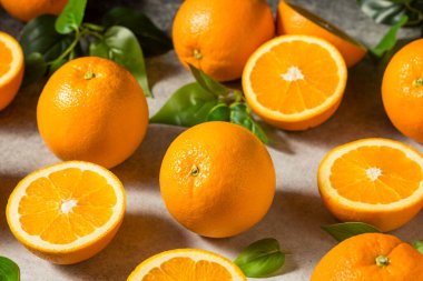 Çiğ Organik Sulu Portakallar Yapraklı