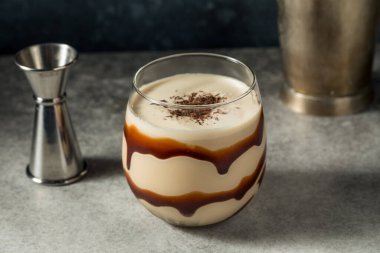 İçkili Donmuş Çikolata Çamurlu Kokteyl Kahve Likörü