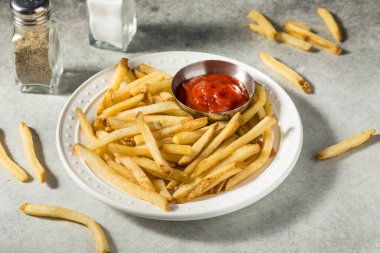 Kızarmış kızarmış patates ve deniz tuzu.