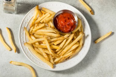 Kızarmış kızarmış patates ve deniz tuzu.