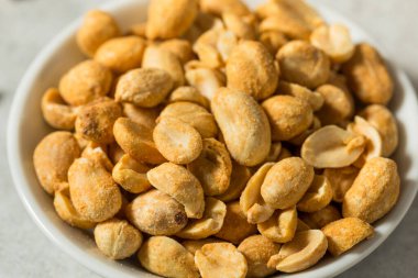 Deniz tuzu ve kuru kavrulmuş fındık.