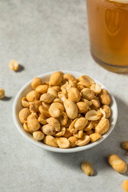 Deniz tuzu ve kuru kavrulmuş fındık.