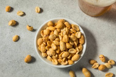 Deniz tuzu ve kuru kavrulmuş fındık.