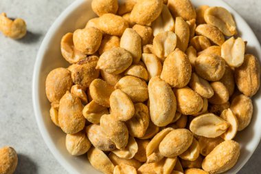 Deniz tuzu ve kuru kavrulmuş fındık.