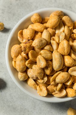 Deniz tuzu ve kuru kavrulmuş fındık.