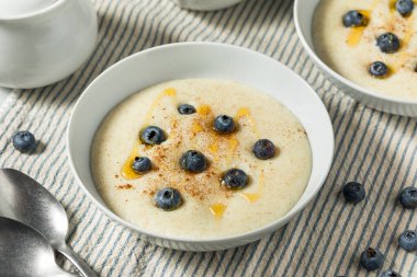 Bal ve böğürtlenli geleneksel sağlıklı kahvaltı lapası.