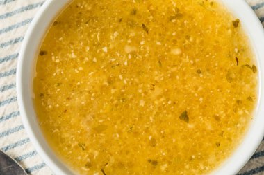 Zeytinyağı ve limonlu ev yapımı İtalyan salatası.