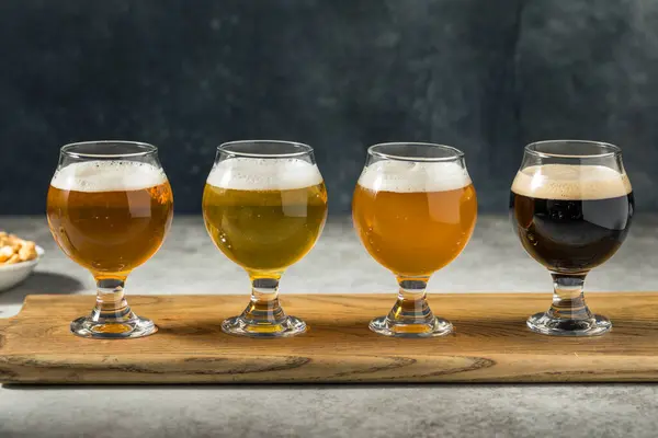 Boozy Cold Erfrischendes Craft Beer Flug Mit Erdnüssen — Stockfoto
