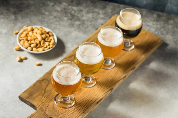 Boozy Cold Erfrischendes Craft Beer Flug Mit Erdnüssen — Stockfoto